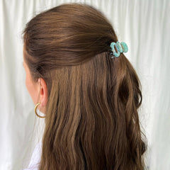 Petite barrette à cheveux en acétate The Nata: Crème