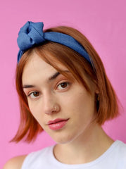 Le bandeau noué en denim